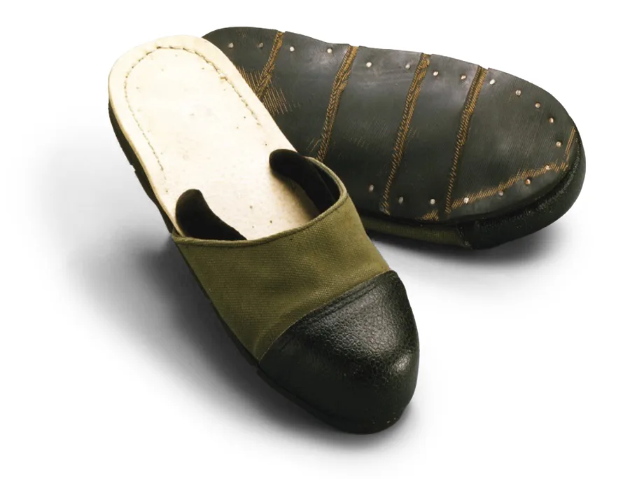 当社の原点となる製品 1950年頃に製造された安全草履